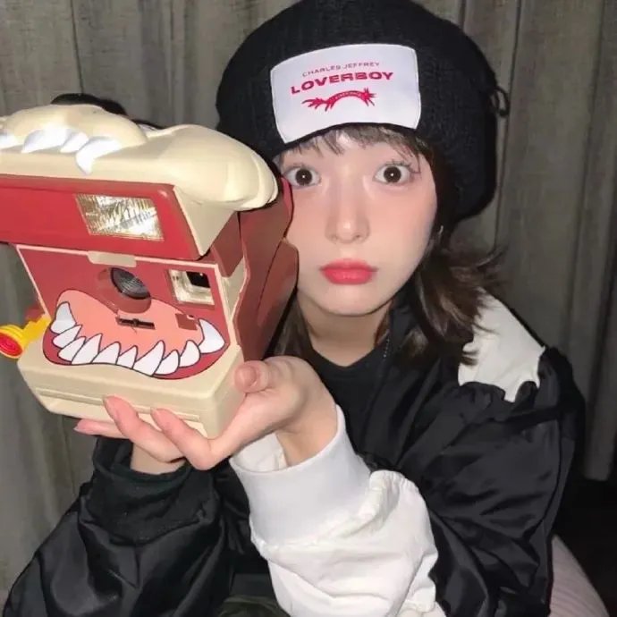 高墙、黑色与帅小伙